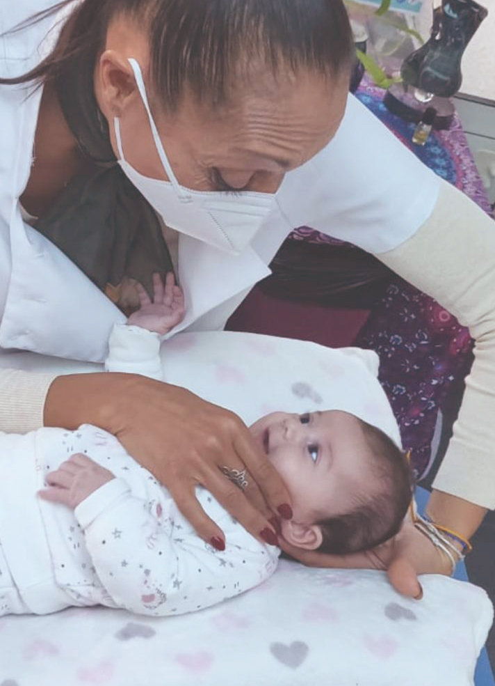 Ostéopathe Pontault-Combault - Caroline Claire avec un bébé